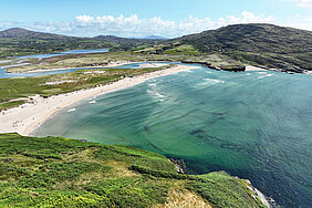 Ein Famtrip führt die Gewinner der großen Irland-Schulung auf Expiprofi.de im März 2025 ins County Cork, hier Bucht und Strand von Barley Cove auf der Mizen Halbinsel